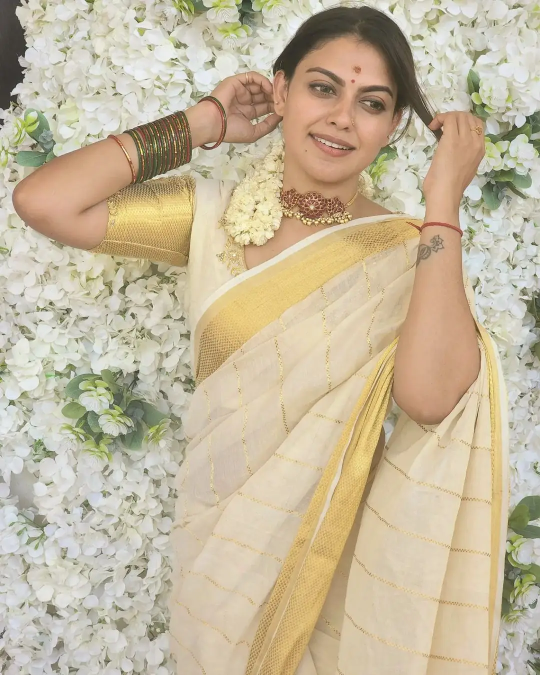 MALAYALAM ACTRESS ANUSREE NAIR IN WHITE SAREE BLACK BLOUSE